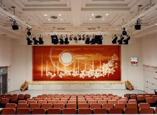 東広島市市民文化センター アザレアホール（緞帳を閉めた場合）
