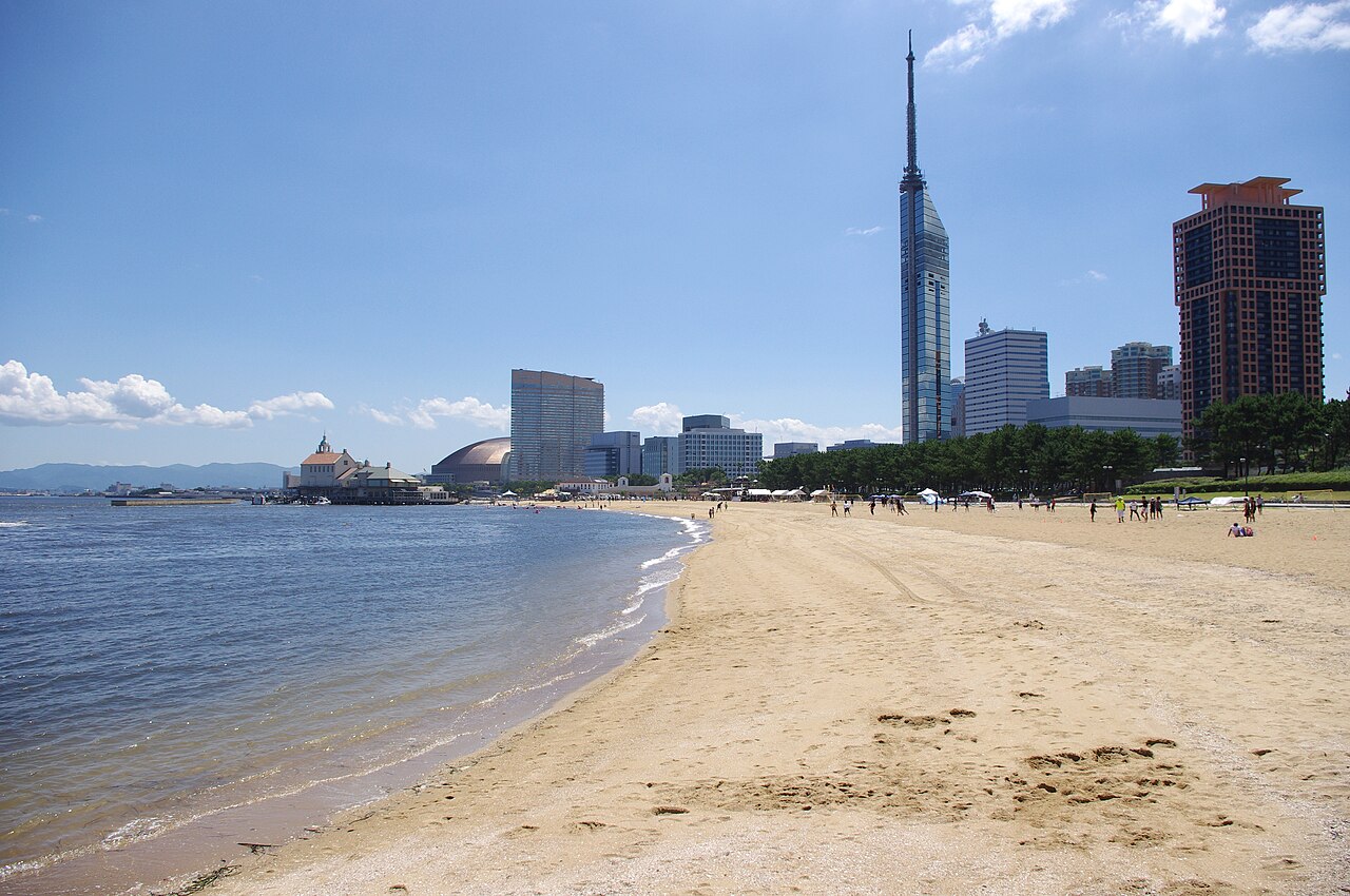 百道浜から見た福岡タワー