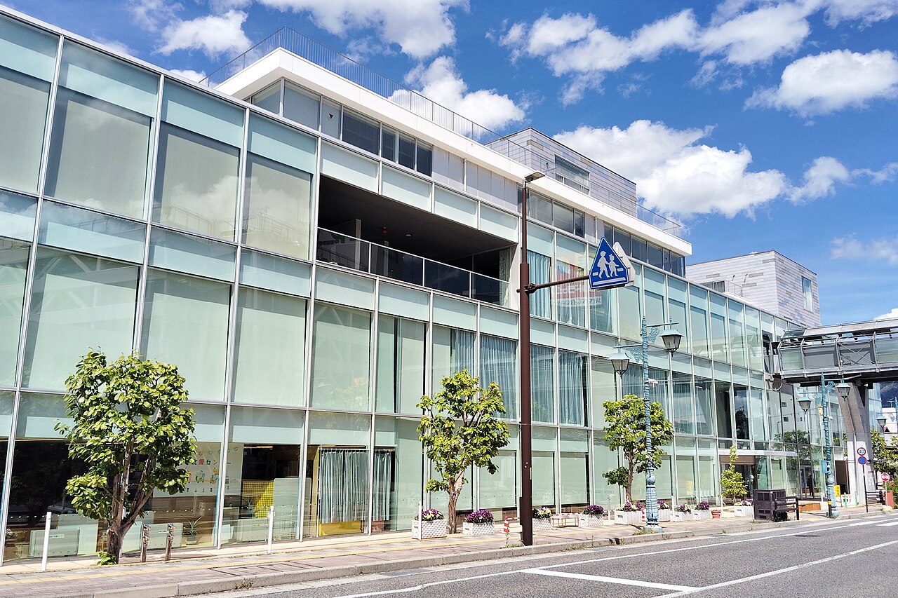 塩尻市市民交流センターえんぱーくの外観(2026年5月)