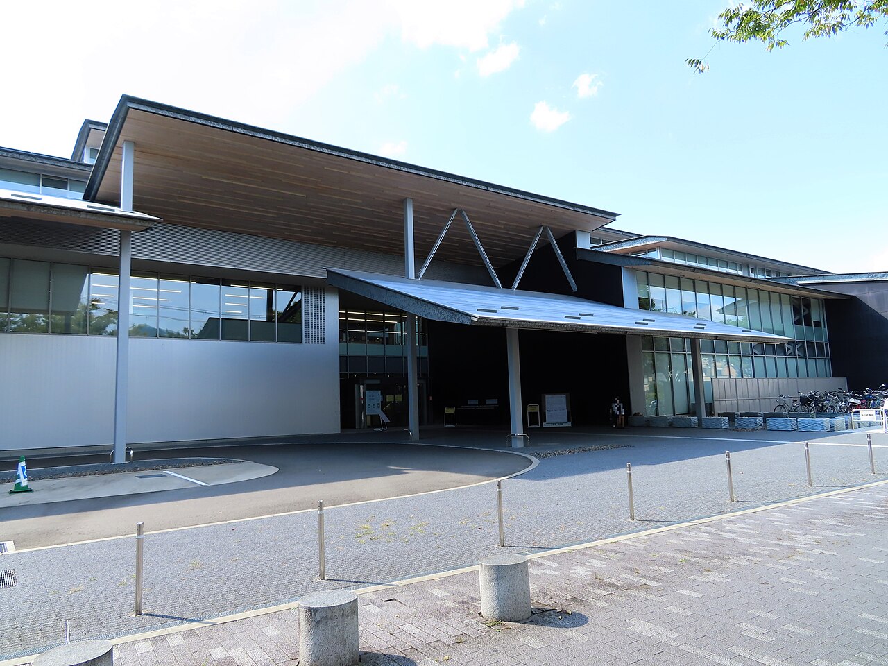 京都府立京都学・歴彩館の正面外観