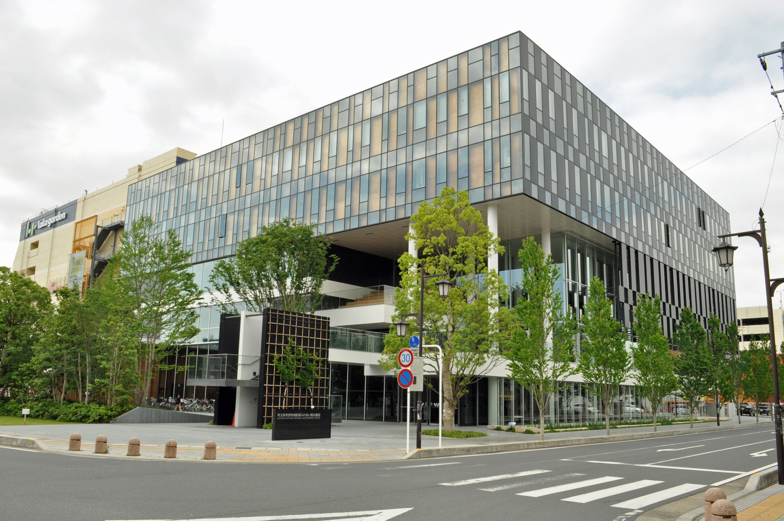 ふれあいキューブと埼玉県東部地域振興センターの建物外観