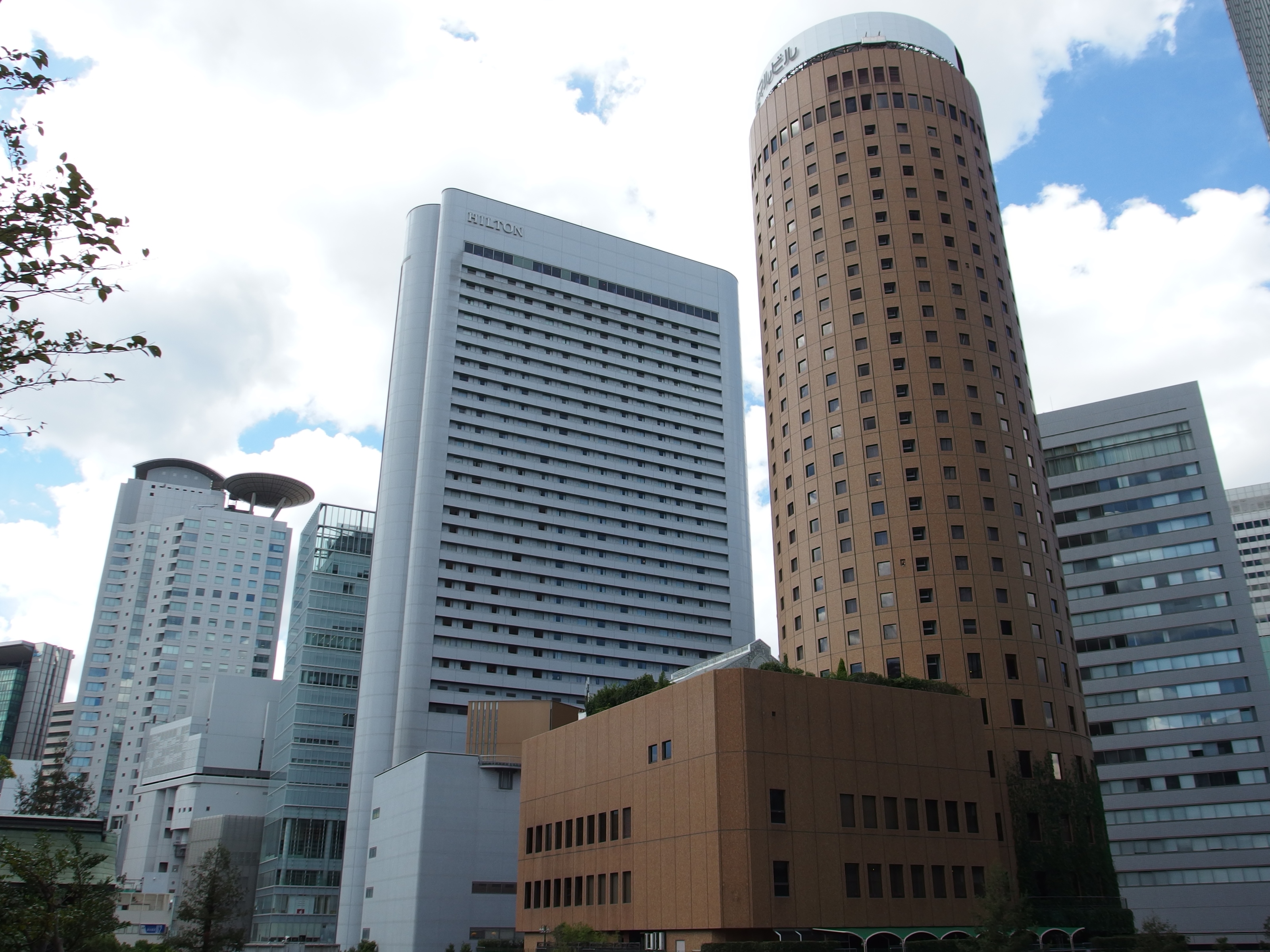 大阪マルビル側から見たヒルトン大阪の外観