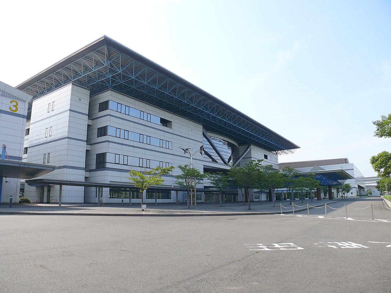 ポートメッセなごやの展示棟外観