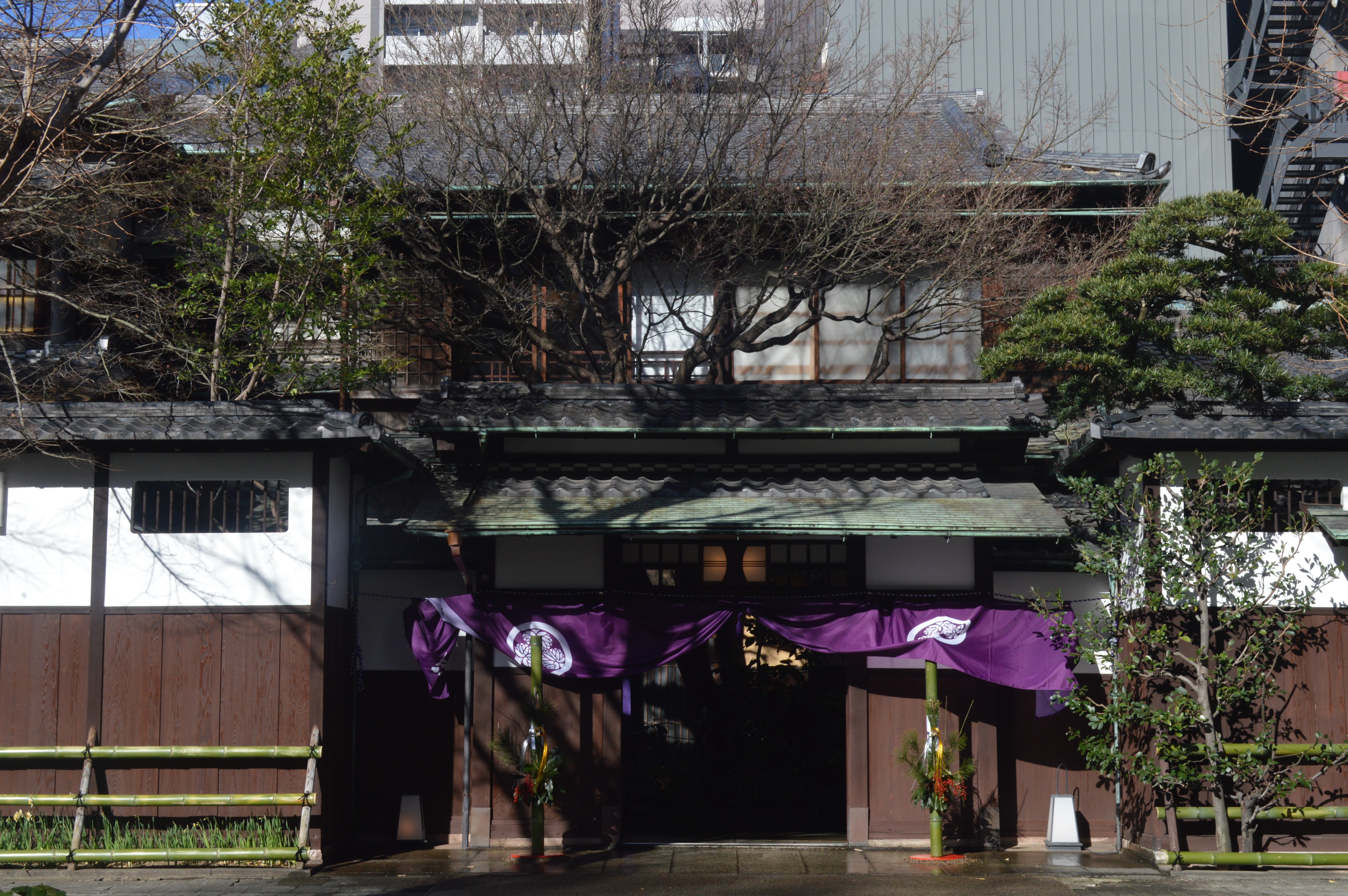 正面の門と植栽を望むTHE KAWABUN NAGOYA