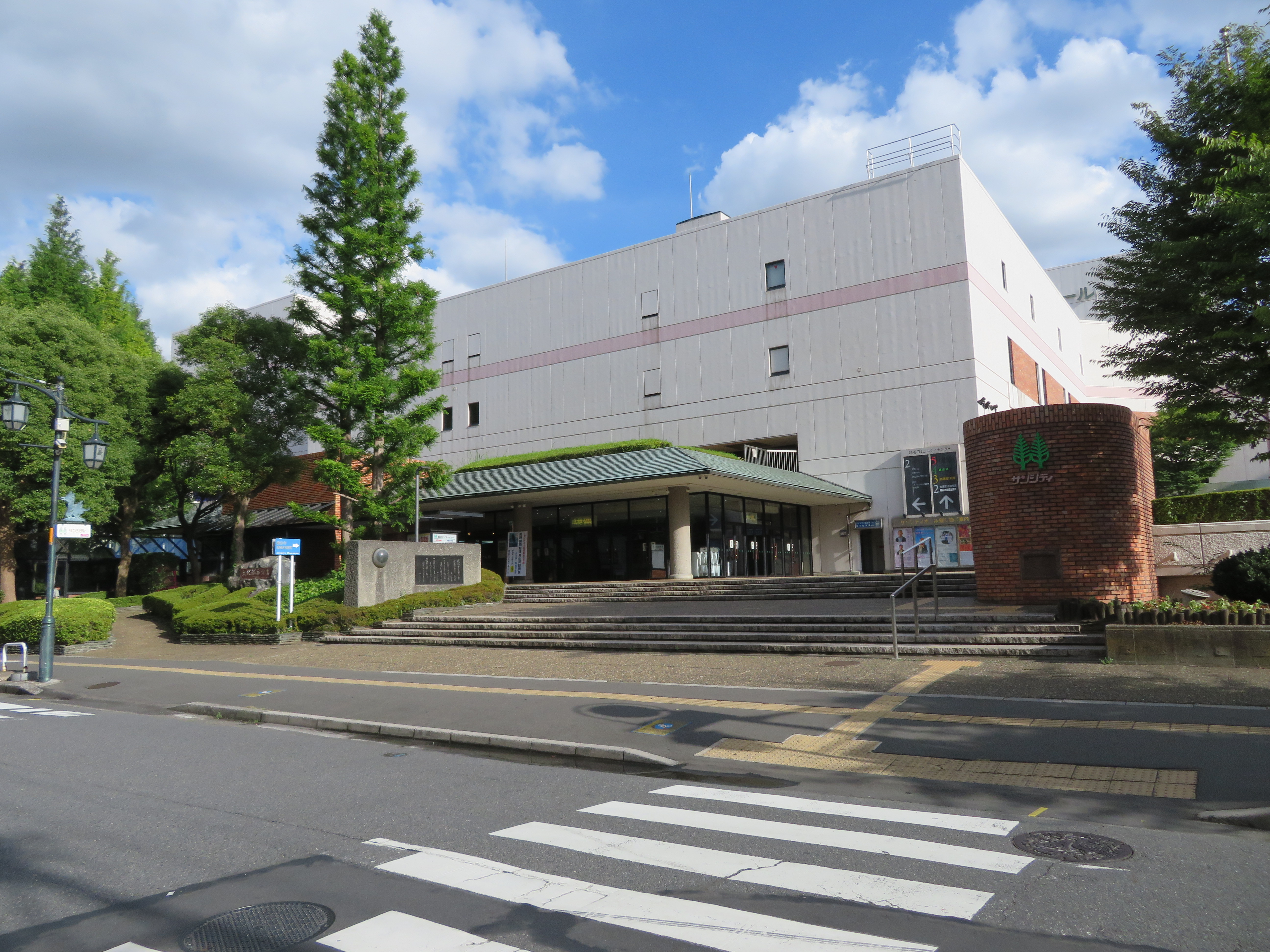 越谷コミュニティセンター（サンシティホール）の正面外観