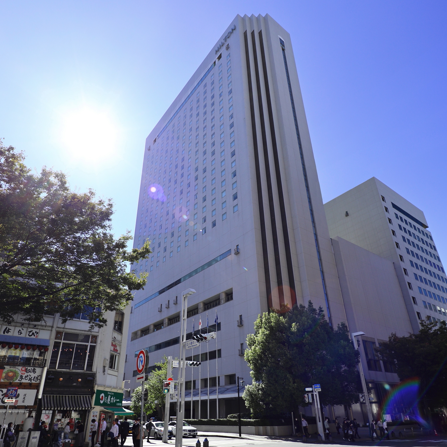 中区錦から見上げるヒルトン名古屋の外観