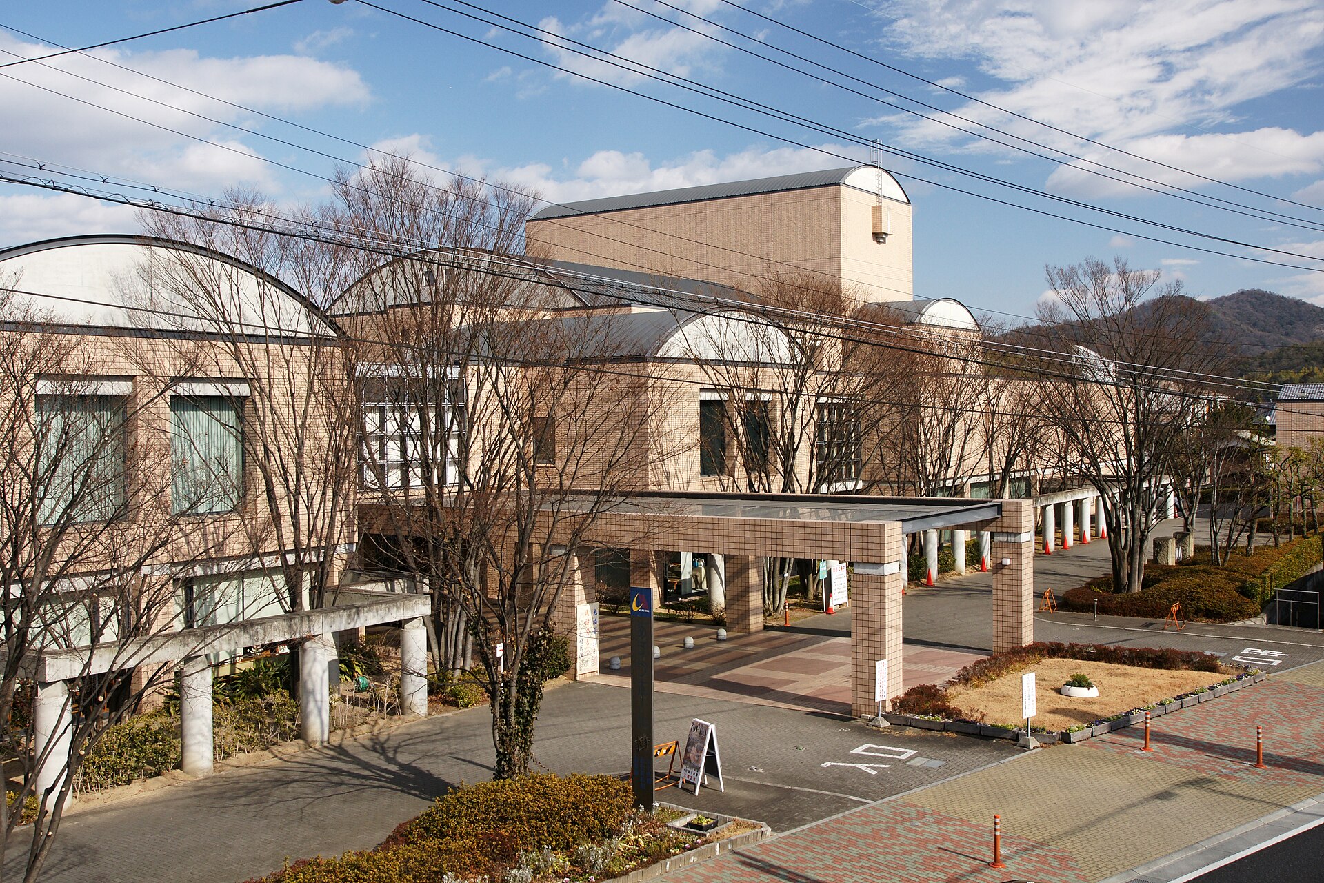 道路側から見た太子町立文化会館あすかホールの外観