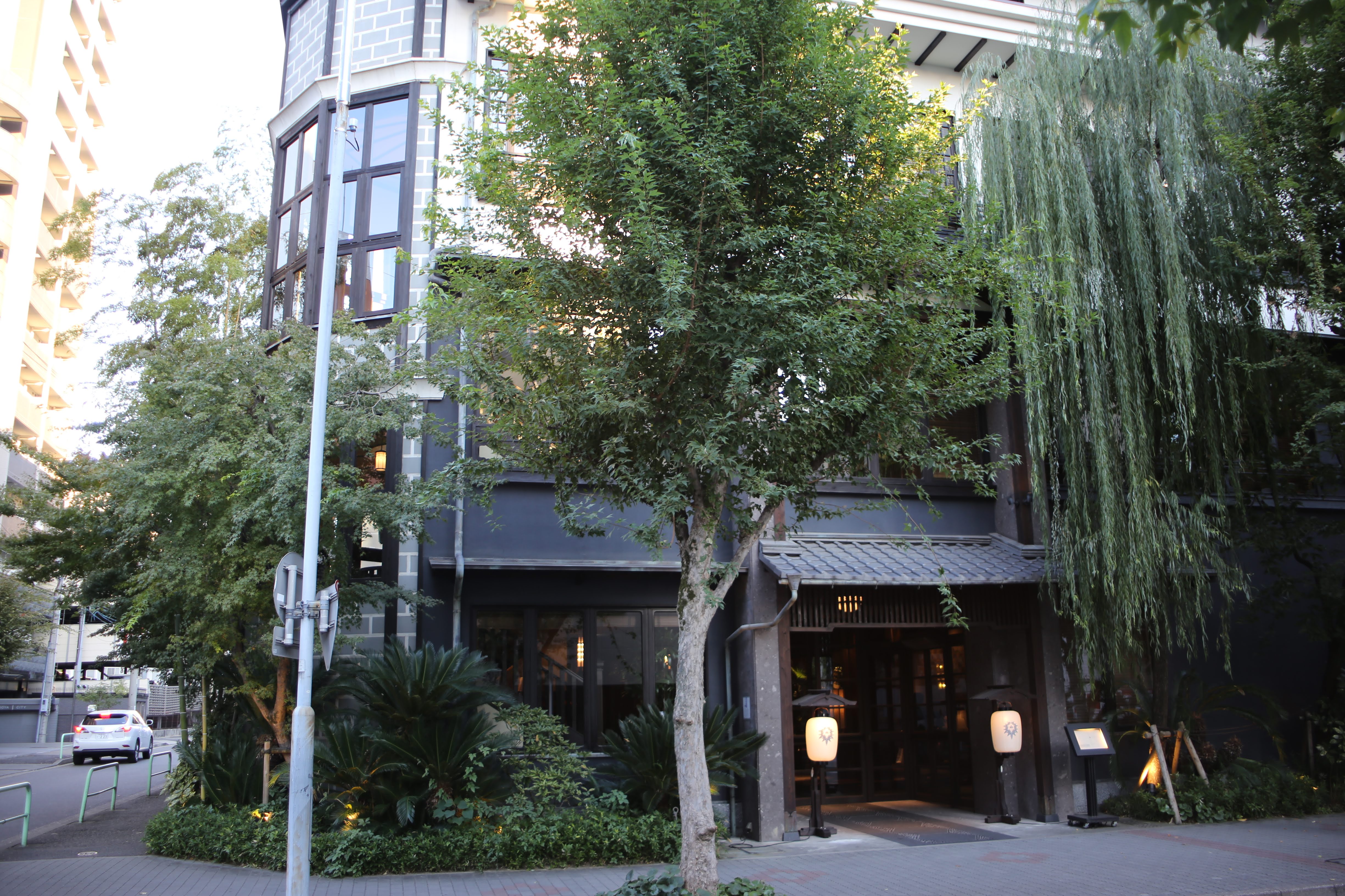 植栽越しに見たTHE KAWABUN NAGOYAの入口