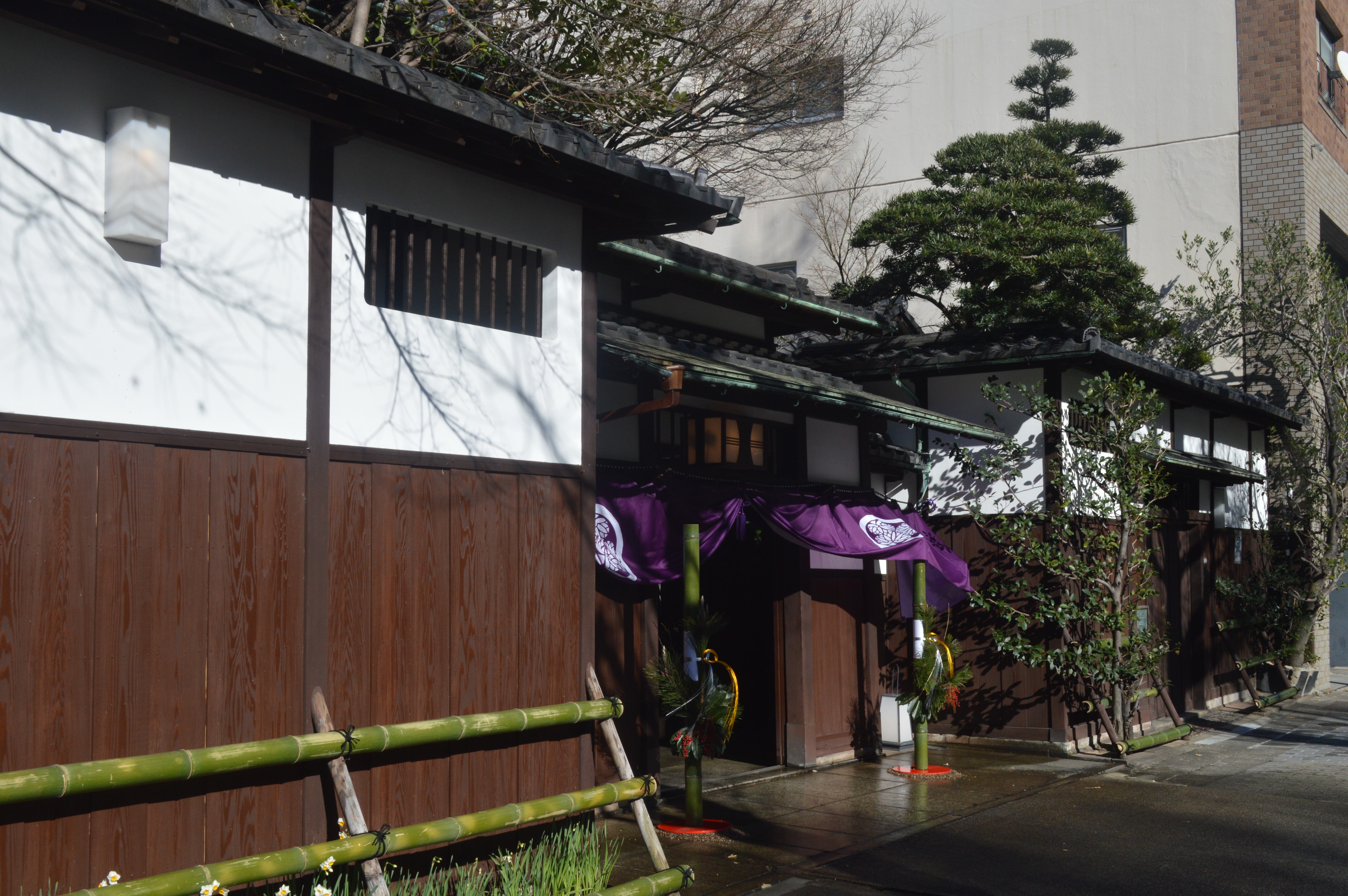 門の側面から見たTHE KAWABUN NAGOYA