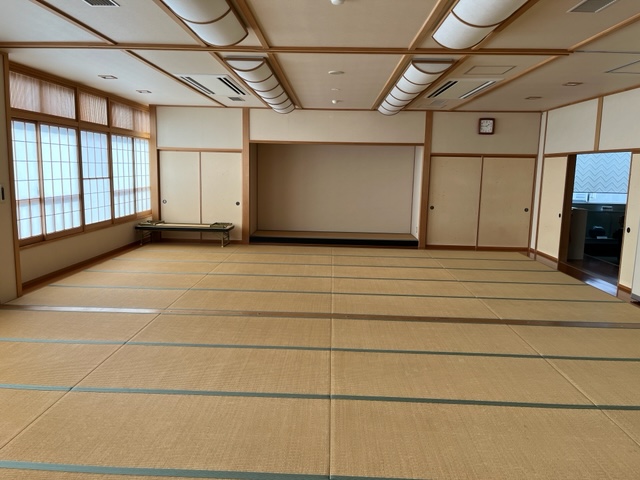 別館の和室中研修室。畳敷きの室内。