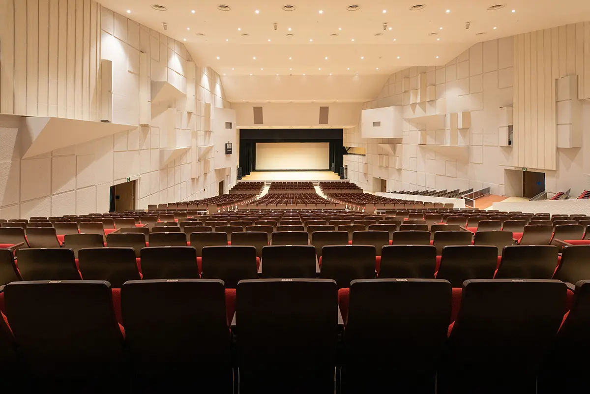 取手市民会館ホールの客席から舞台を見た様子。