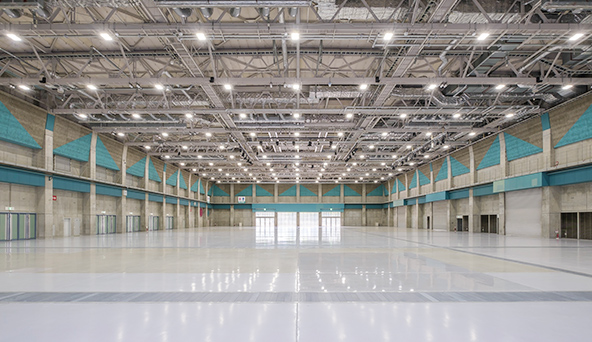 サンメッセ香川の大展示場。無柱の広い展示スペースを見渡す写真。