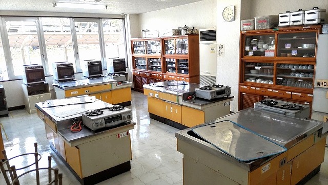 三日月橋生涯学習センターの調理実習室。複数の調理台とコンロが設置されている。