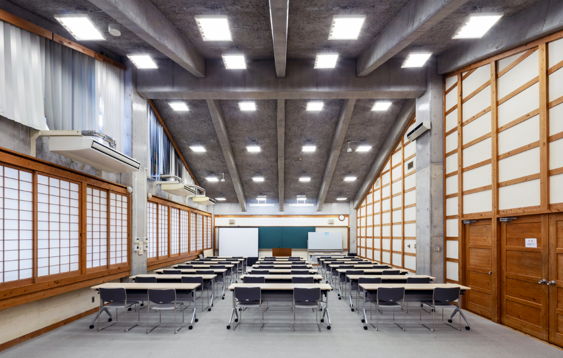机と椅子を並べた2階研修室1の室内。