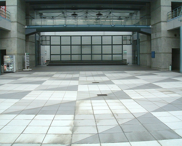 ステージと開放的な床面が見える日向市文化交流センターの交流広場。