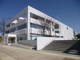 菰野町町民センターの外観。