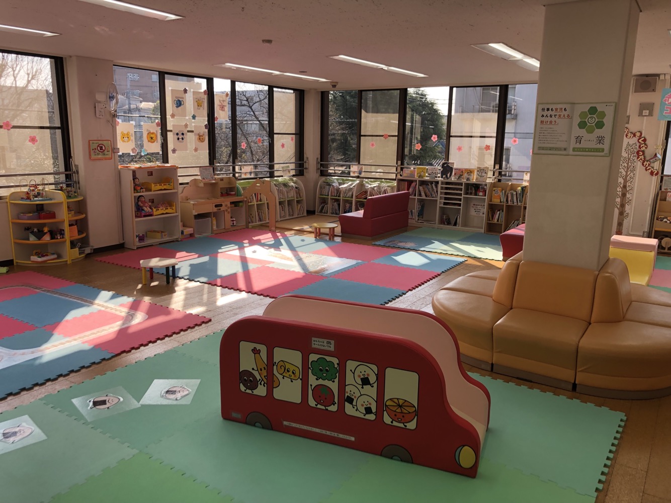 共育プラザ小岩の子育てひろば。遊具や絵本棚が備わった室内。