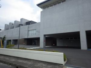 建物の西側入口と外観。