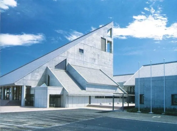 本庄市児玉文化会館（セルディ） グレーのコンクリート造りで屋根が上に向かって三角に伸びているセルディの外観写真