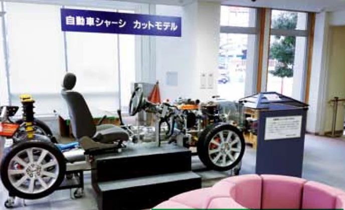 碧南市ものづくりセンター ものづくり交流コーナーに展示された自動車シャーシカットモデル
