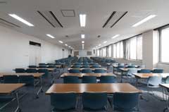 机と椅子を並べた本館第5研修室。