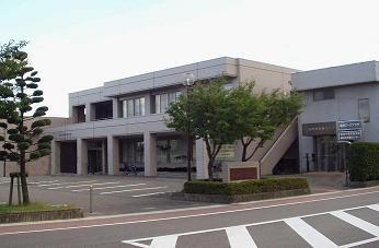 鶴岡市勤労者会館の外観。