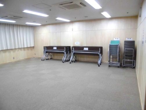 2階の203会議室。会議用テーブルと椅子が並んでいる。