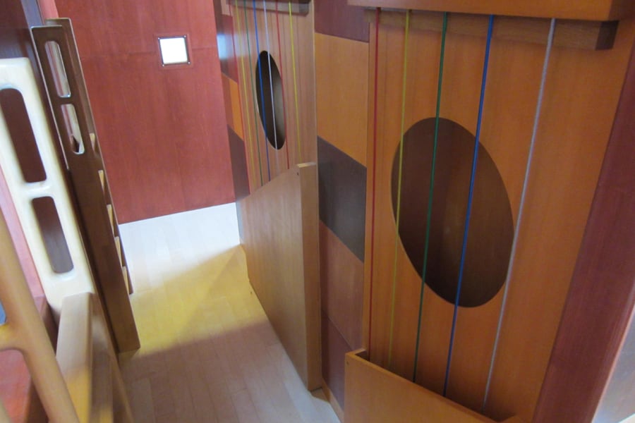 市民ラウンジ内の音の遊び場。子どもが音で遊べる設備のある無人の空間。
