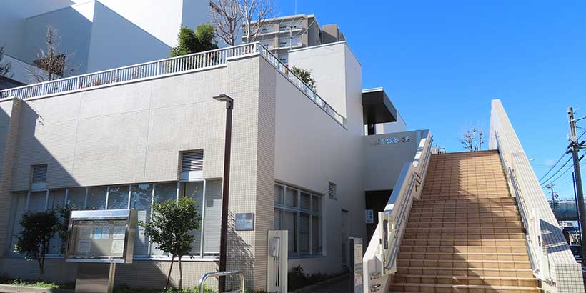 北文化小劇場の建物外観。階段と入口側から見た写真。