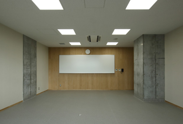 大庄北生涯学習プラザの小会議室。ホワイトボードを備えた室内。
