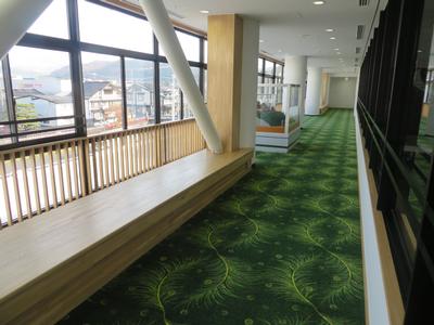 遠野市民センター展示ギャラリー。窓のある通路状のスペース。