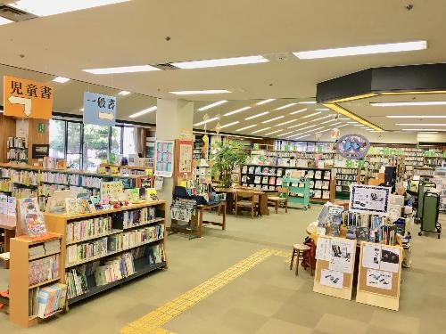 駒ヶ根総合文化センター内の市立図書館内観。本棚と閲覧スペースが見える市公式写真。