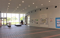 イベントホールと小ホールをつなぐロビー。