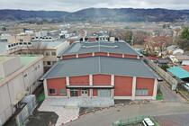 完成時の東側入口。建物と周囲の山並みが見える。
