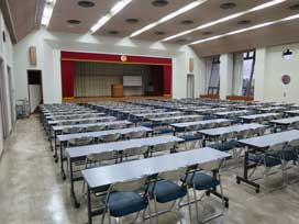 茨城県立青少年会館の大研修室。客席とステージが見える室内写真。