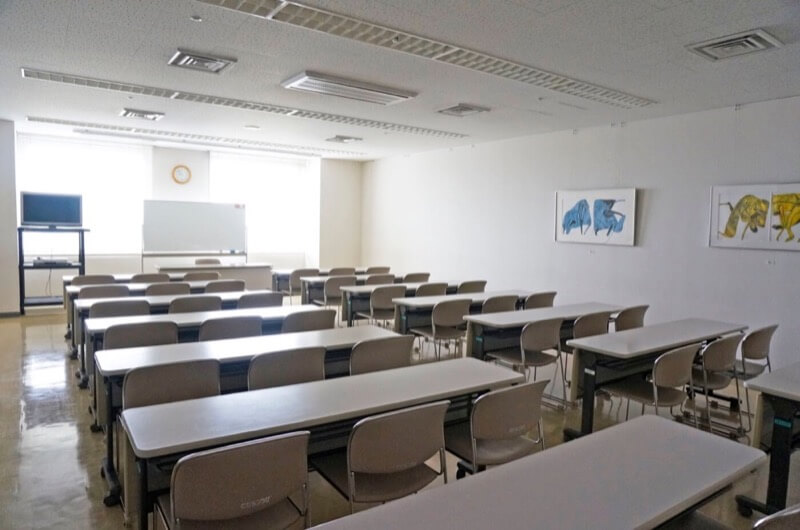 講習室403。机と椅子が並ぶ講習室。