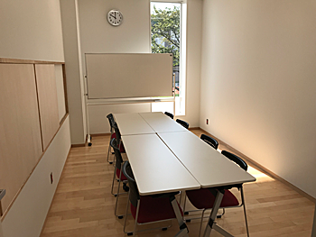 白岡市生涯学習センター（こもれびの森）のグループ学習室。机、椅子、ホワイトボードのある部屋。