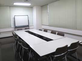 茨城県立青少年会館の特別研修室。机を囲む会議形式の室内写真。