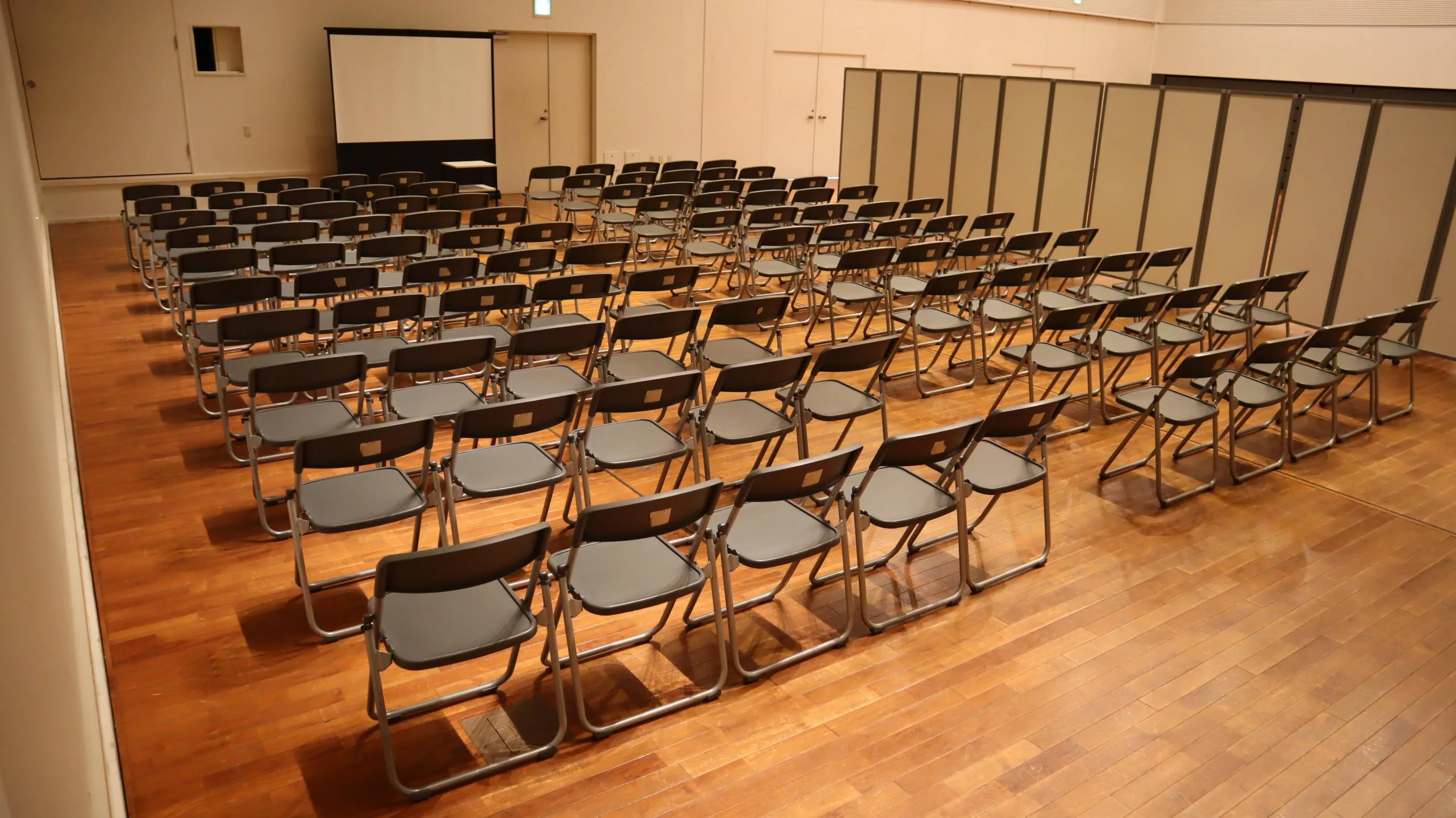 小美玉市四季文化館みの～れ 風のホール 縦配置（後方から撮影）