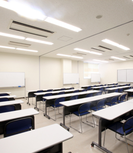 無人の第2会議室。机と椅子が並ぶ明るい室内。