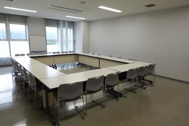 研修室。机と椅子が並ぶ会議・研修向けの室内。