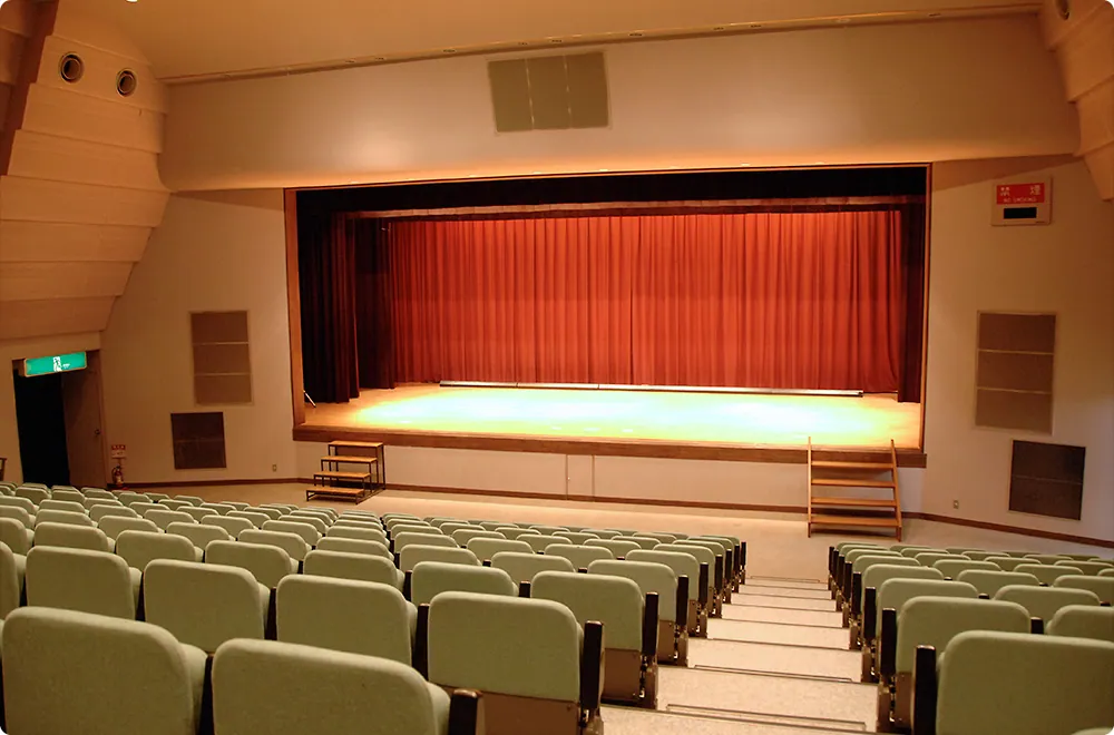 砺波市庄川生涯学習センター 多目的ホール（300席）