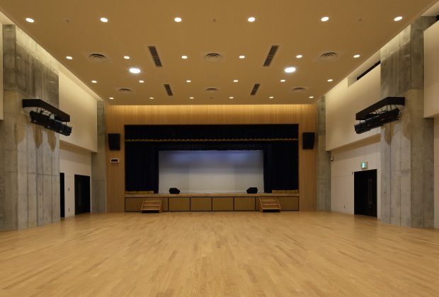 大庄北生涯学習プラザのホール。前方に舞台を備えた室内。