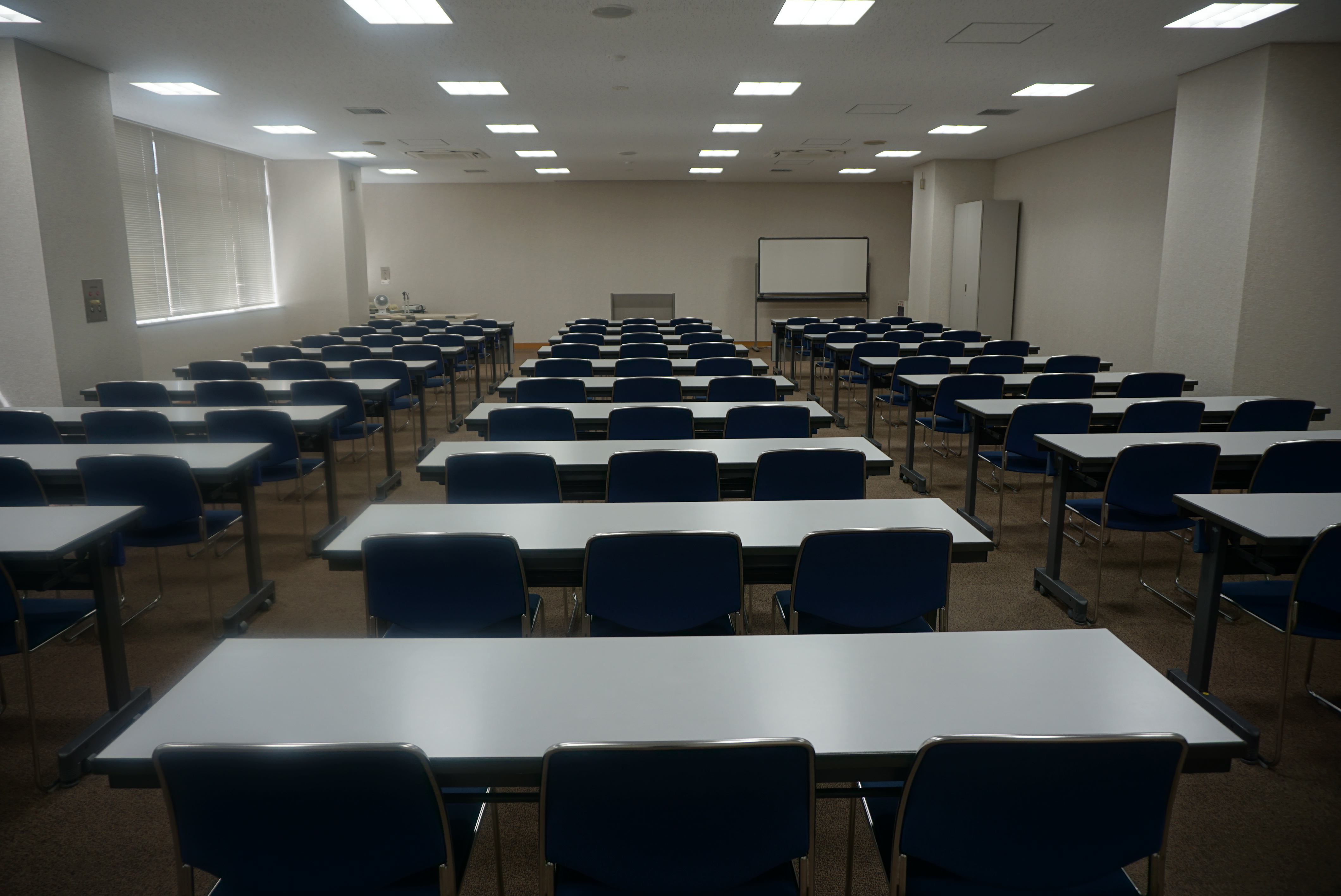 伊丹市立産業振興センターの会議室A。
