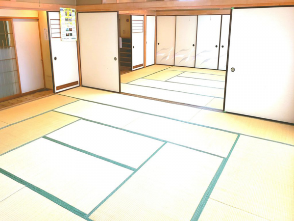 白岡市コミュニティセンターの和室。畳敷きで襖のある広い室内。