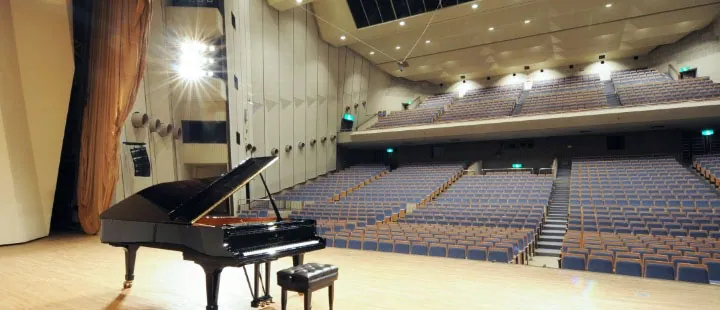 加古川市民会館 大ホール舞台・ピアノ・客席