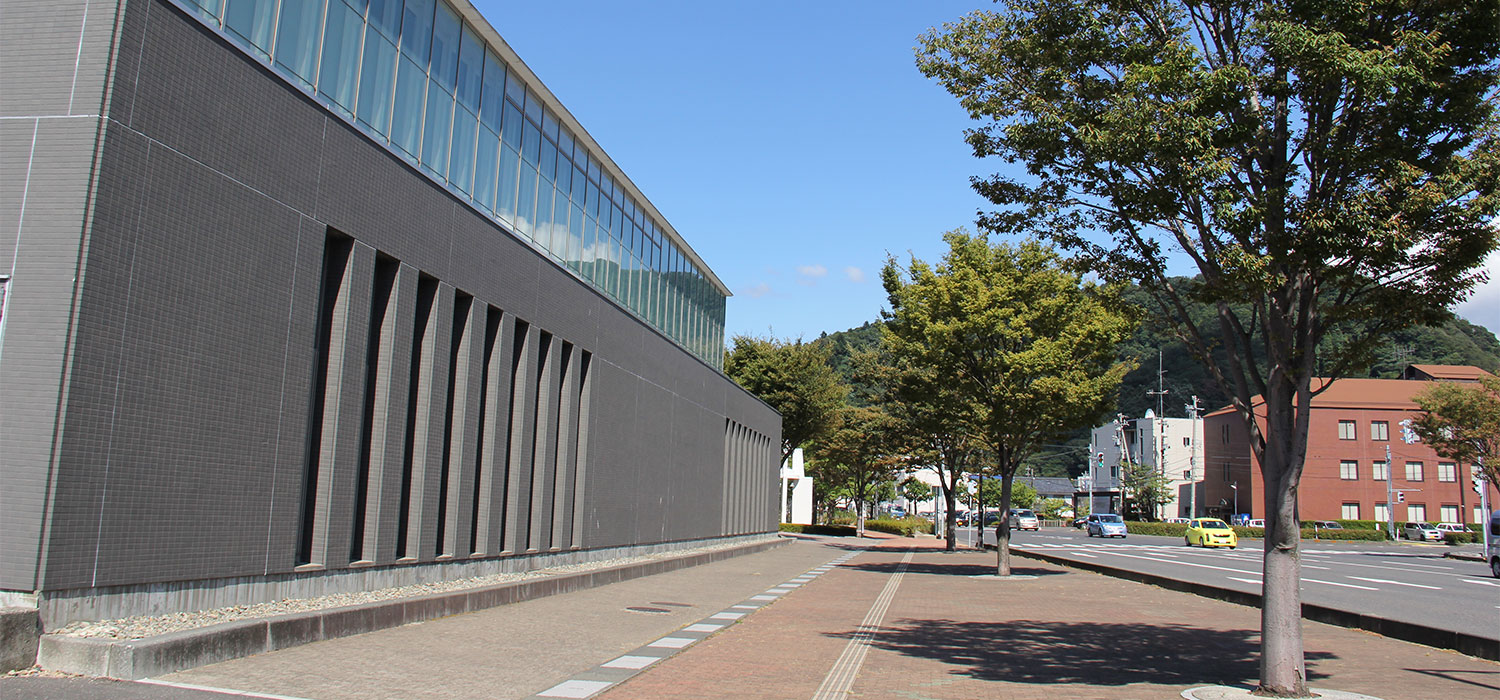 建物の側面と南側の遊歩道。
