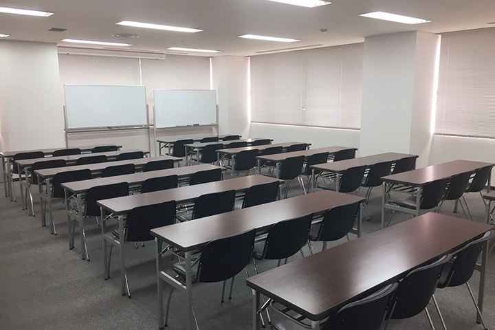 複数の机が配置された502号室の室内。