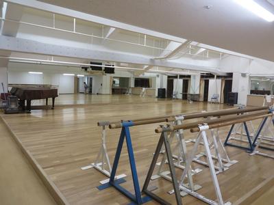 遠野市民センター自由劇場。広いフロアと備品のある室内。