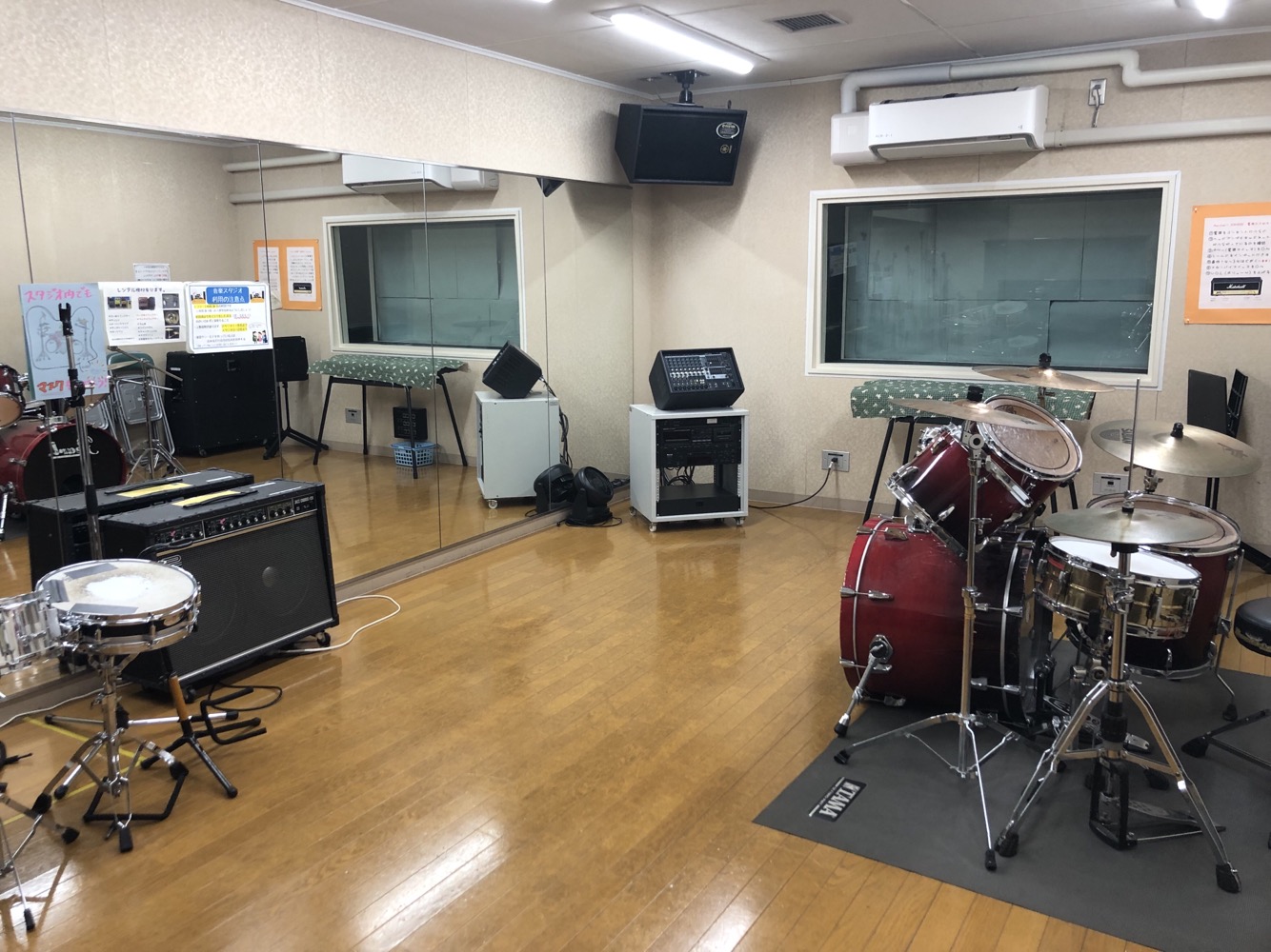 共育プラザ小岩の音楽室。ドラムセットや音響機材が見える室内。